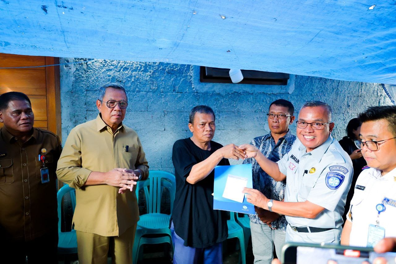 Benyamin Serahkan Santunan Kematian Jasa Raharja Korban Kecelakaan Bus Tol Cipali