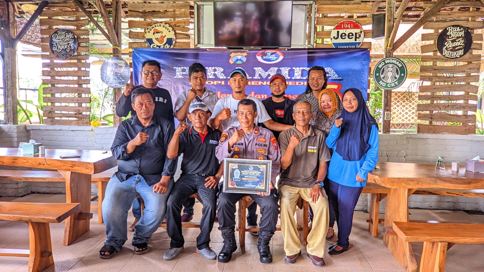 IWOI Beri Penghargaan Kapolsek Mojoroto Kompol Mukhlason