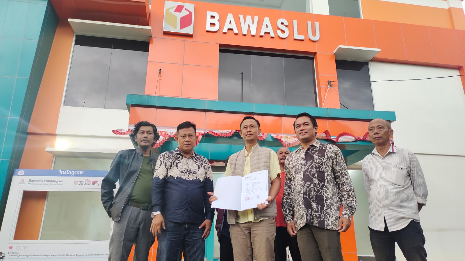 Bawa Barang Bukti,Â Caleg Golkar TangselÂ Lapor ke BawasluÂ 