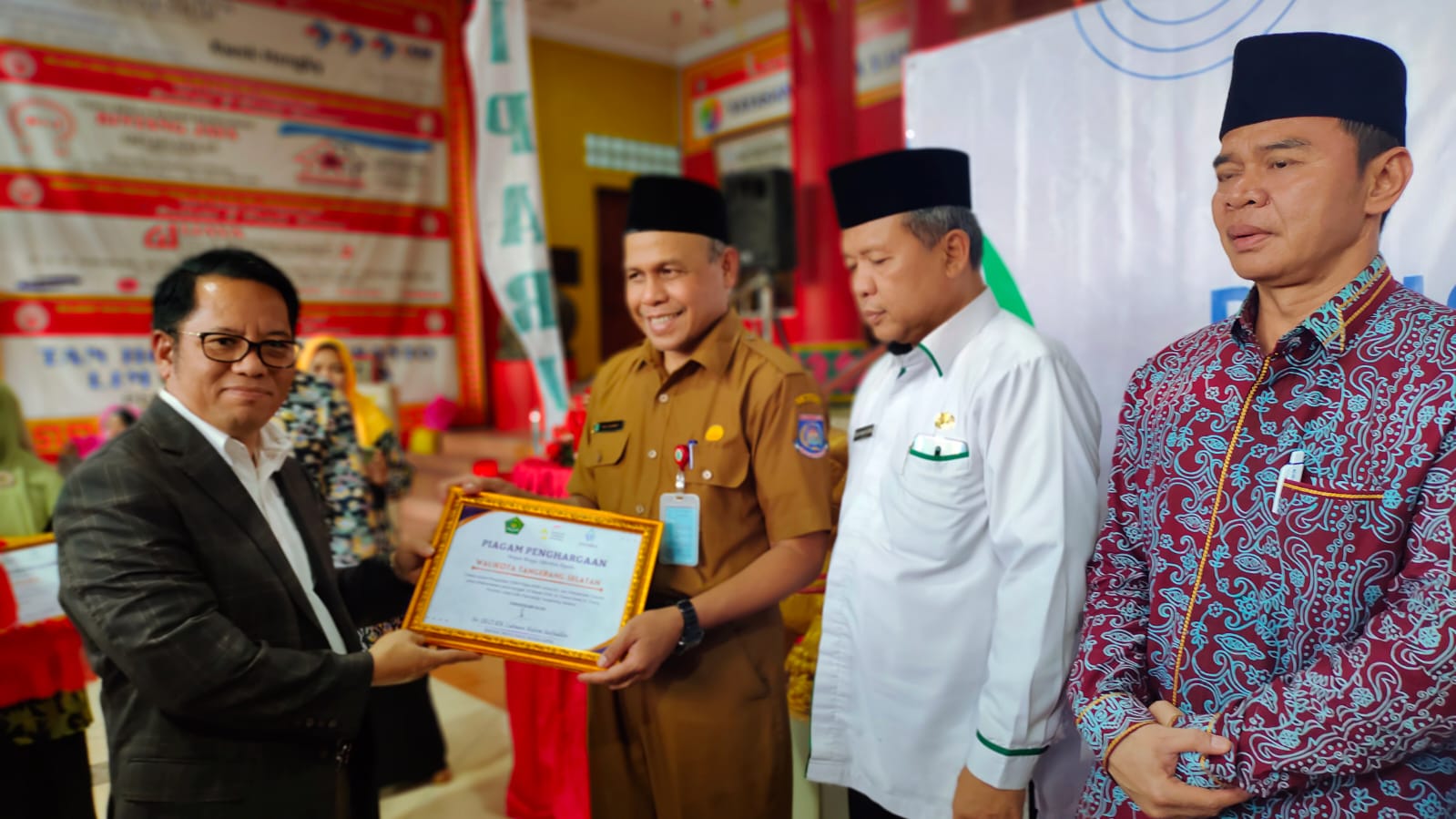 Walikota Tangsel Terima Penghargaan KMB Kemenag RI, Begini Responnya