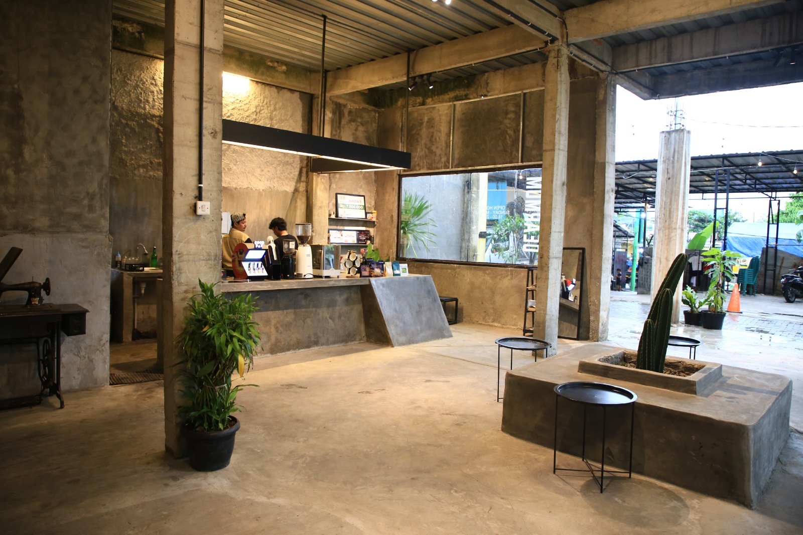 Menikmati Kopi dengan Suasana Industrial di Dearmom Coffee
