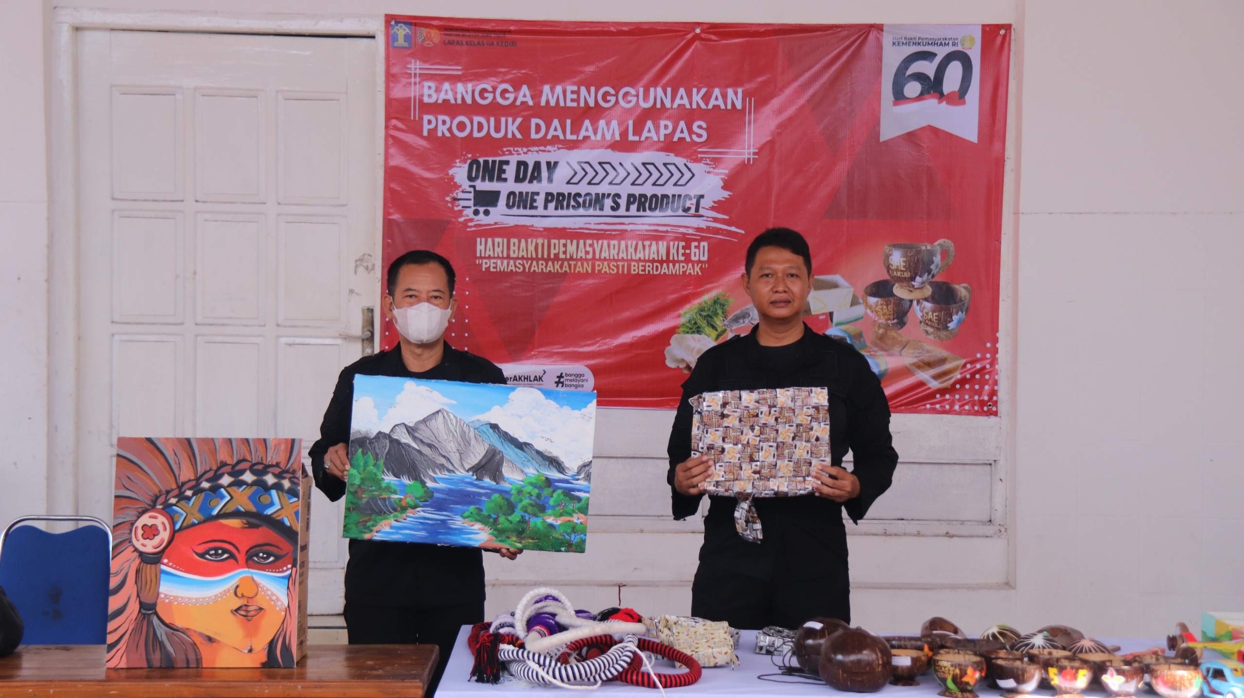 Hasil Karya Napi Kelas IIA Kediri Dipamerkan, Mulai Cangkir Hingga LukisanÂ 