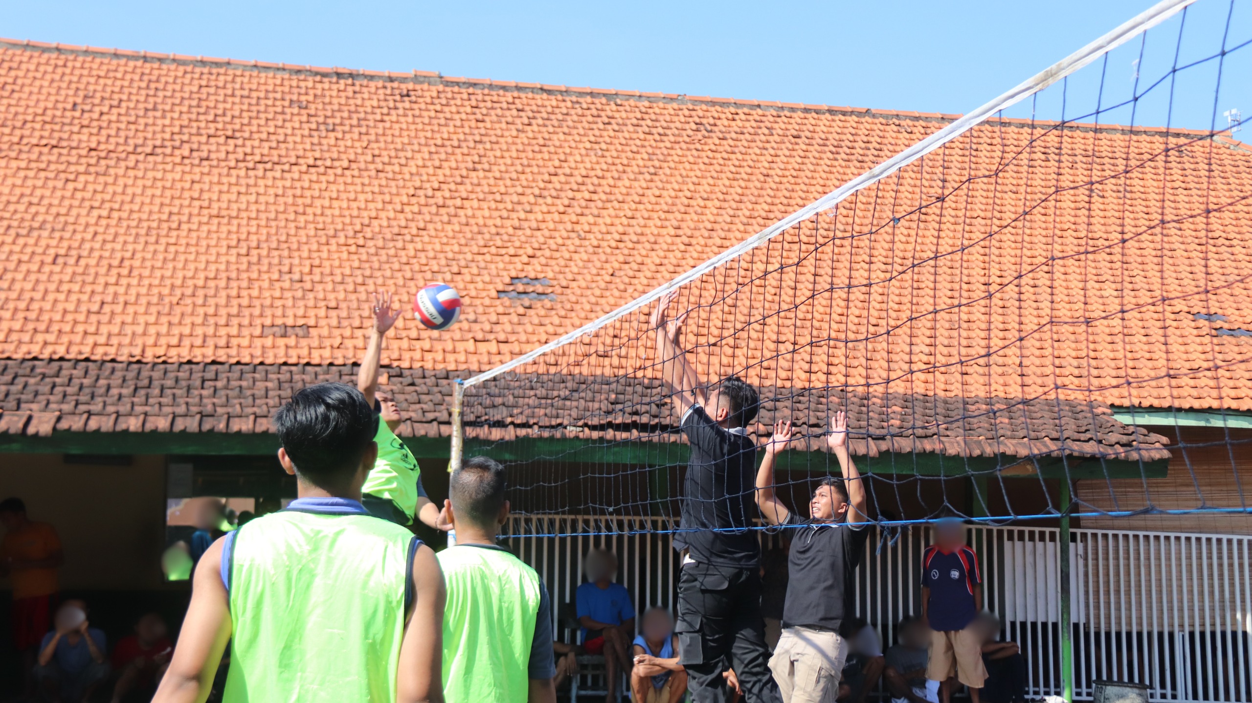 Laga Perdana Pekan Olahraga, Plt Kalapas Ikut Tanding VollyÂ 