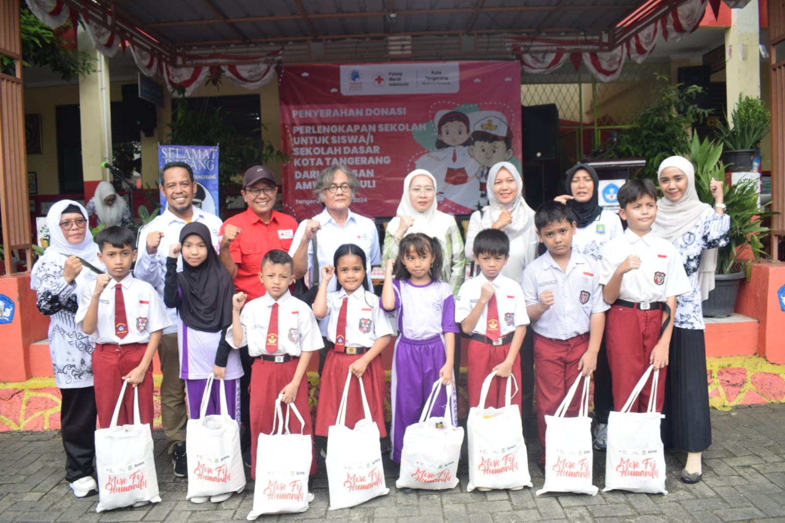 PMI Kota Tangerang-Yayasan Amway Berikan Bantuan Alat Sekolah ke Ratusan Siswa