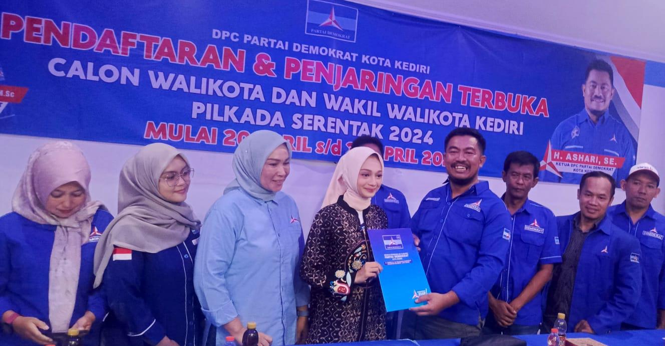 Vinanda Pramesti Daftar Calon Walikota Lewat Partai Demokrat
