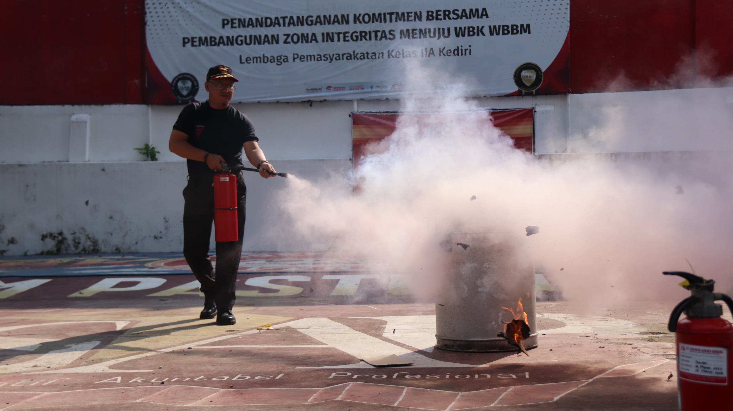 21 Pegawai Lapas Kediri Dilatih Sigap Tangani KebakaranÂ 