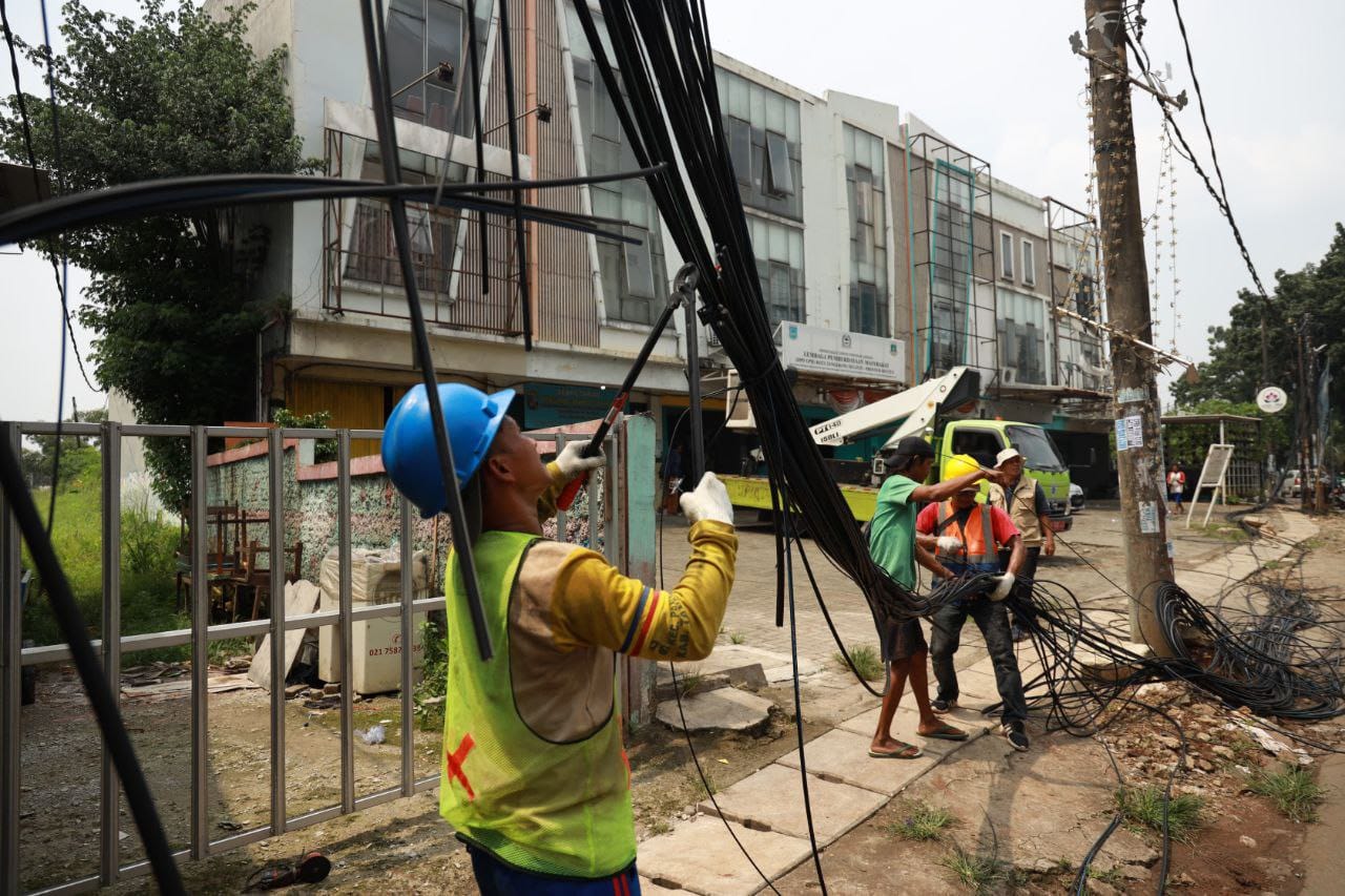 Pemkot Tangsel Berantas Kabel Fiber Optik Semrawut