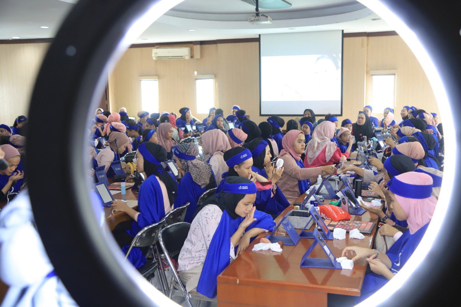 Digelar Rumah Muda Indonesia, Ratusan Peserta Ikuti Pelatihan Make up Gratis