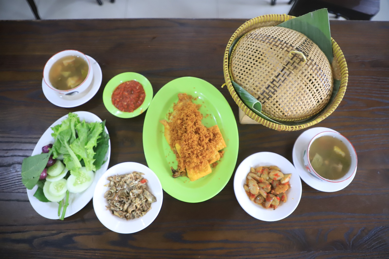 Mencicipi Ayam Goreng Kaya Rempah di Dapur Emak Khas Betawi