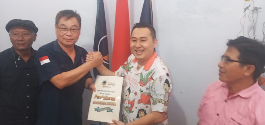 Kembalikan Formulir Penjaringan Pilkada, Pengusaha Sukses Bro Ronny Siswanto Pinang Partai NasDem