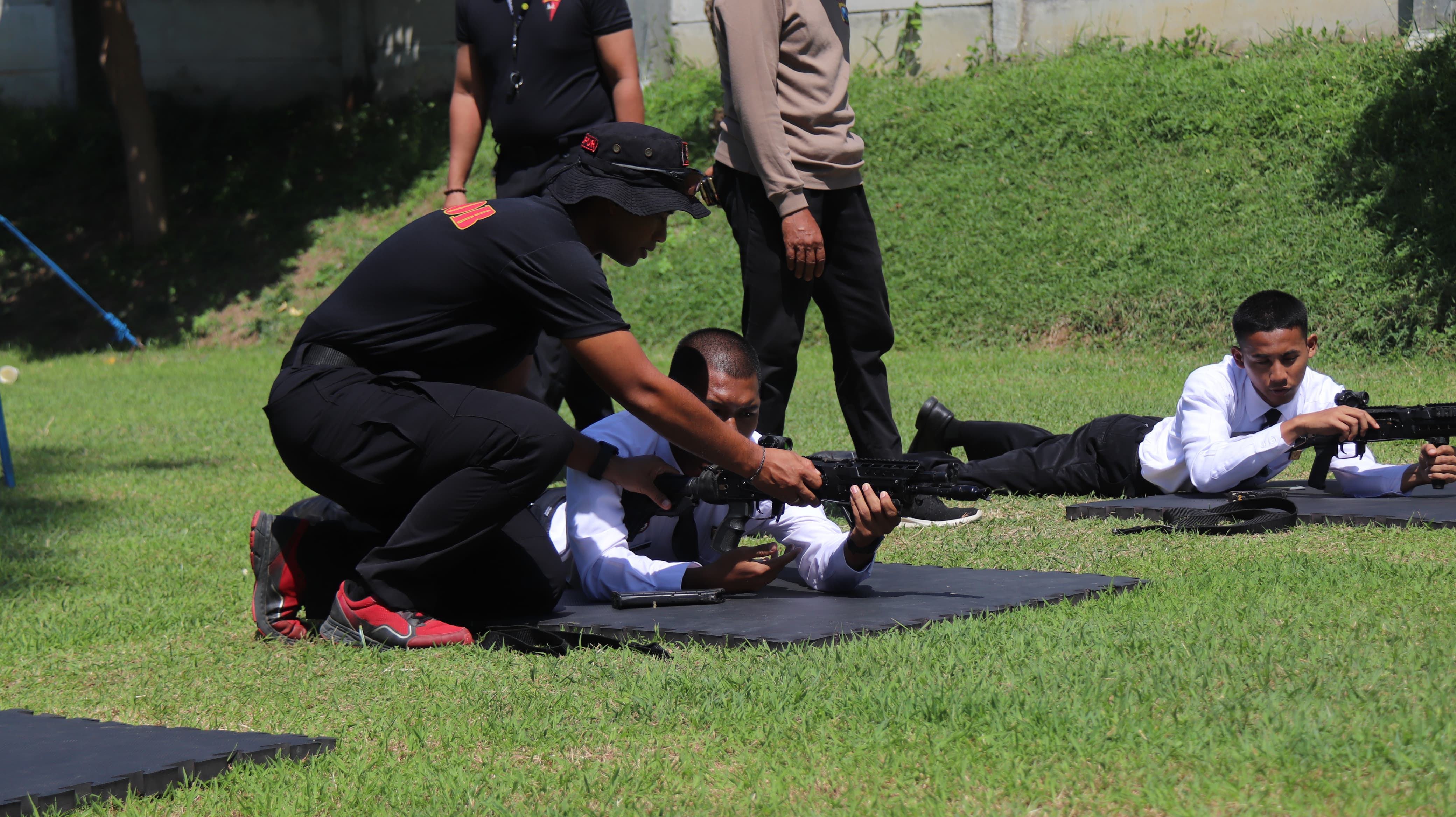 Tingkatkan Kemampuan, Puluhan Pegawai Lapas Kelas IIA Kediri Dilatih Menembak