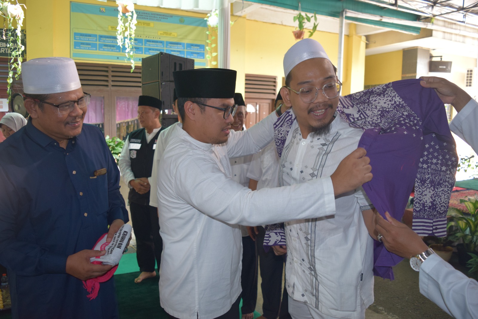 Jamaah Haji Asal KBIHU Daarul Hikmah Dilepas Wakil Walikota Pilar Saga 