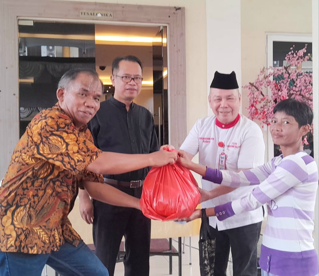 Ratusan Warga Terima Paket Sembako Dari GKI Maleo
