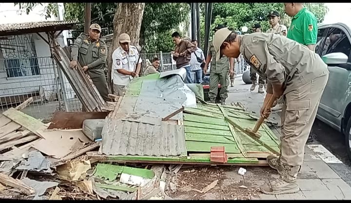 Pedagang Protes Lapaknya Dibongkar Paksa Satpol PP Kota Kediri