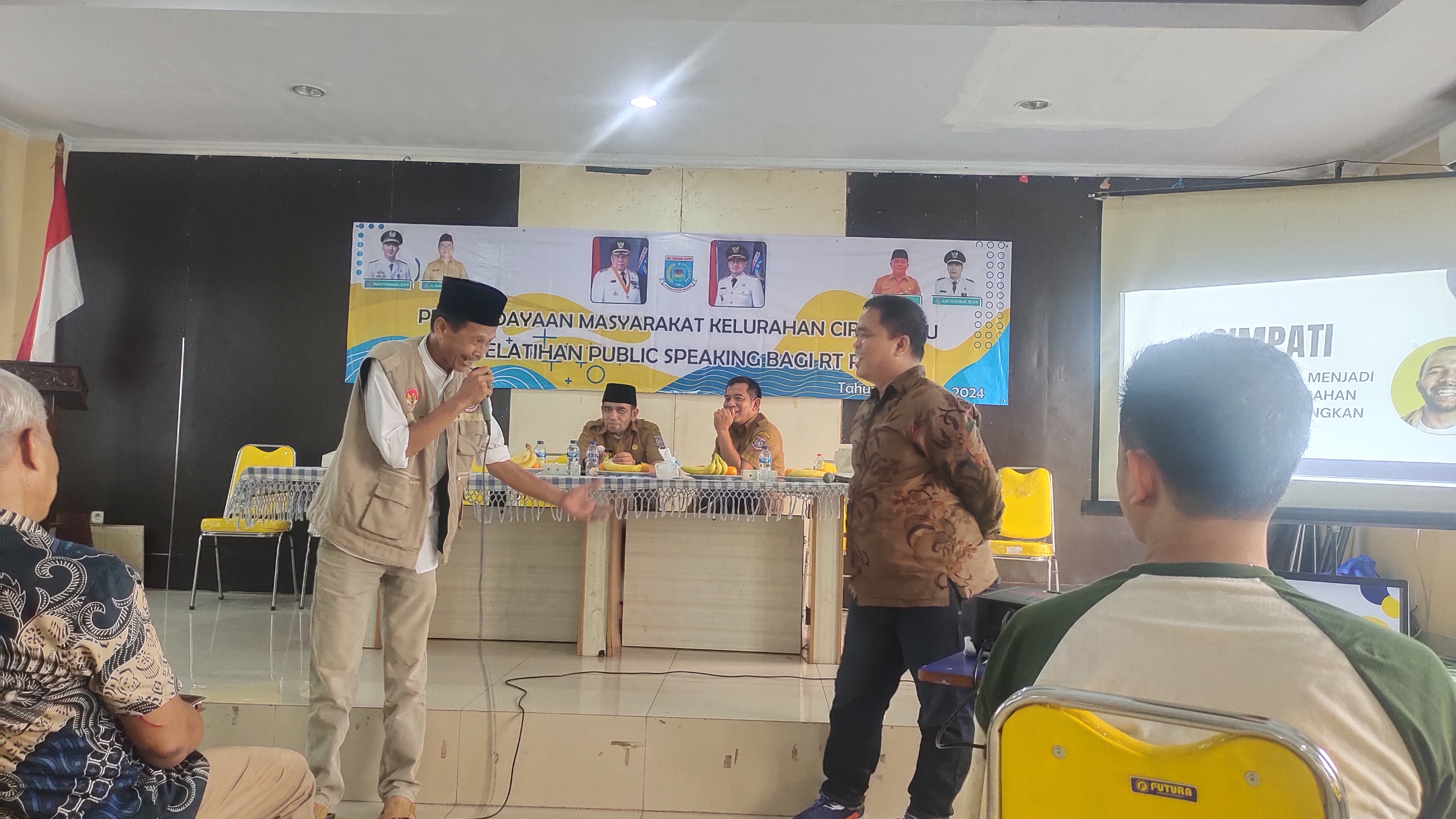 RT-RW Kelurahan Cireundeu Dilatih Public Speaking, Win Ungkap Pentingnya KomunikasiÂ 