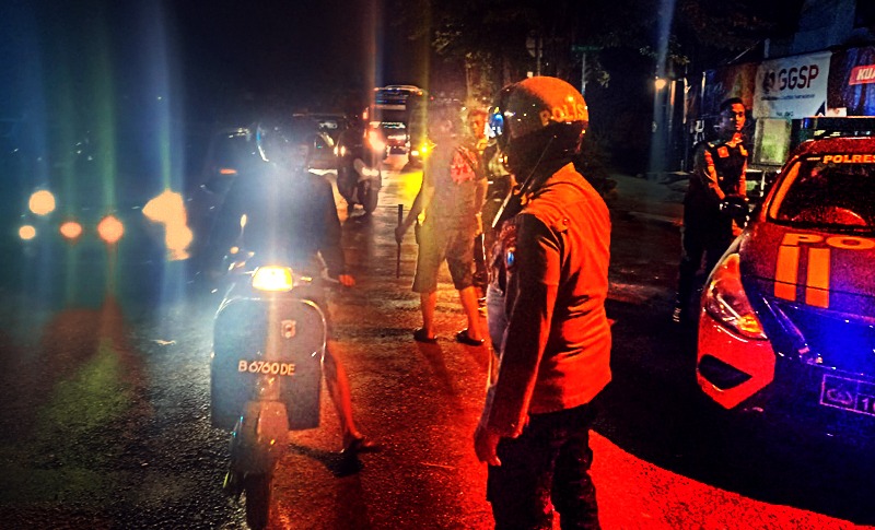 Antisipasi Gesekan Antar Simpatisan Pencak Dor, Polsek Mojoroto Lakukan Penyekatan Jalan