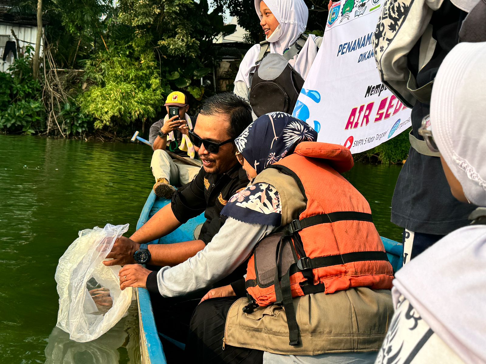 Tim Adiwiyata SMPN 5 Tangsel Bersama Ganespa Tebar Bibit Ikan Hingga Tanam Pohon