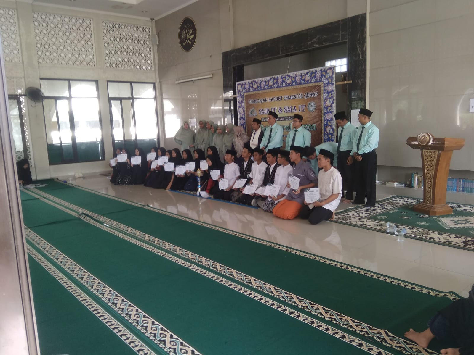 Ma\'had Darul Husna Bogor Bagikan Raport, KH Fahrurozi: Santri Harus Berwawasan Global