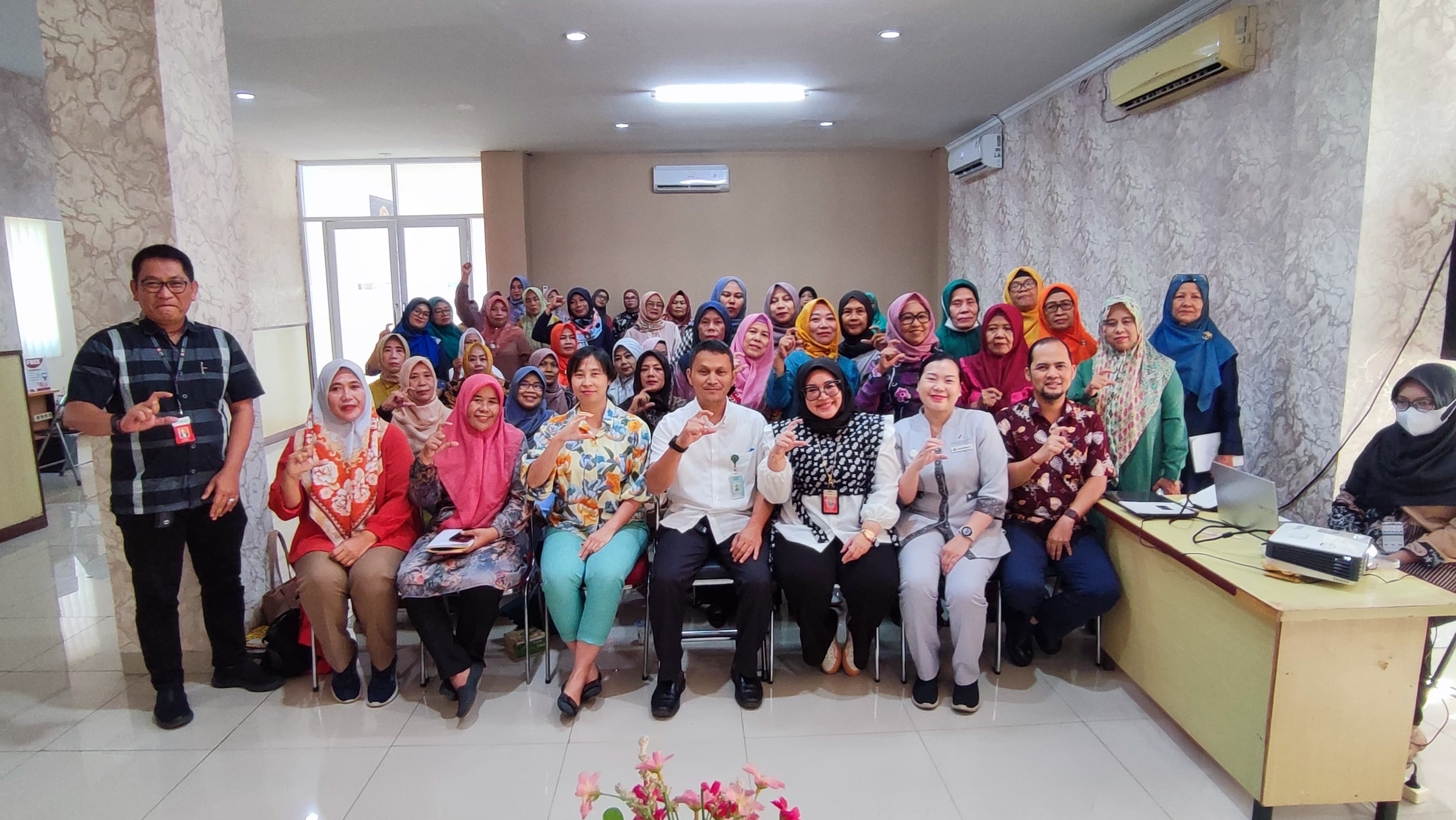 Indah Kiat Bersama Eka Hospital Cek Kesehatan Warga Hingga Edukasi BahayaÂ  HIV/Aids &amp; NarkobaÂ 