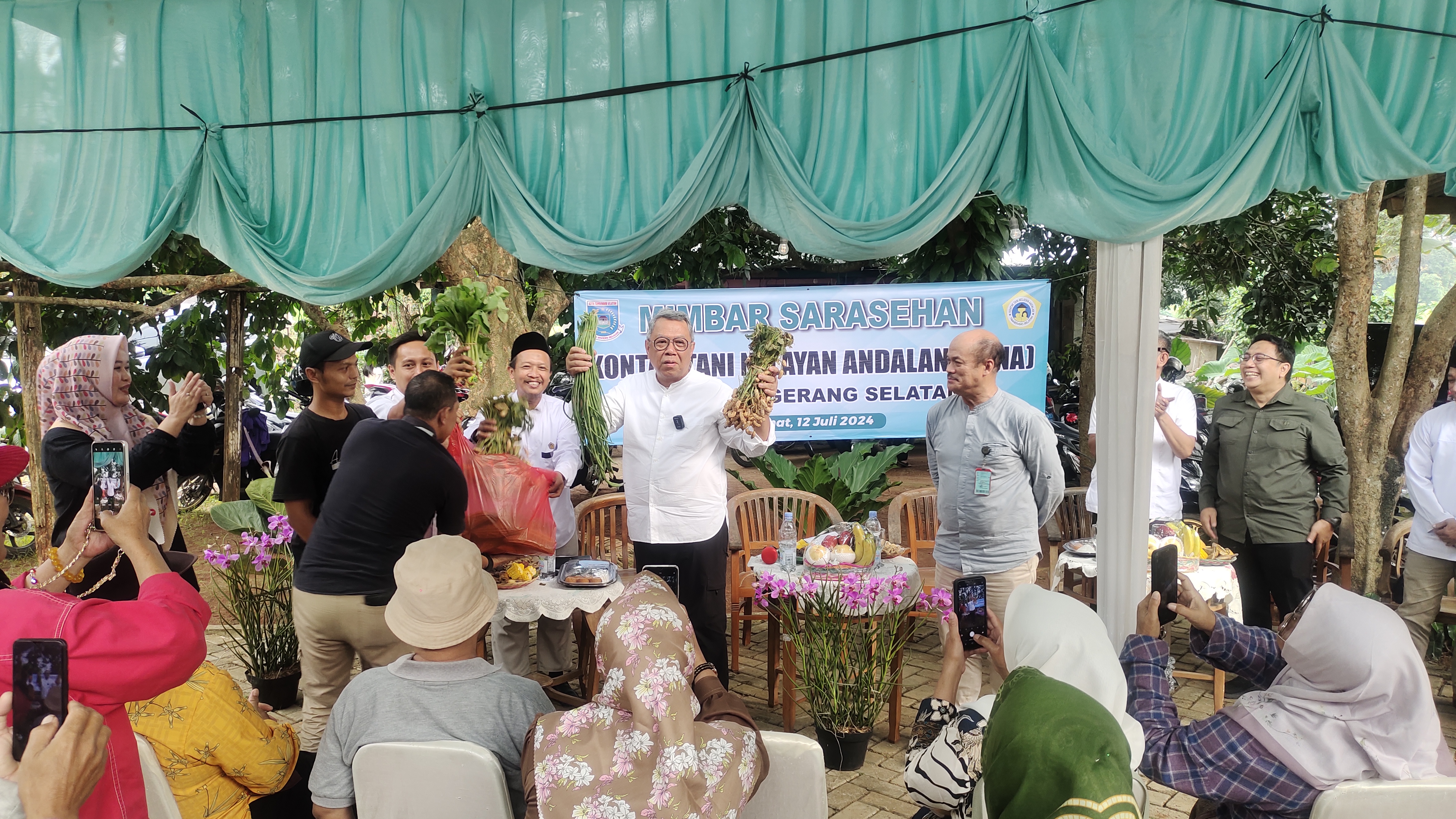 Bincang Bareng Kelompok Tani Ciater, Benyamin Pulang Bawa Kacang Panjang 