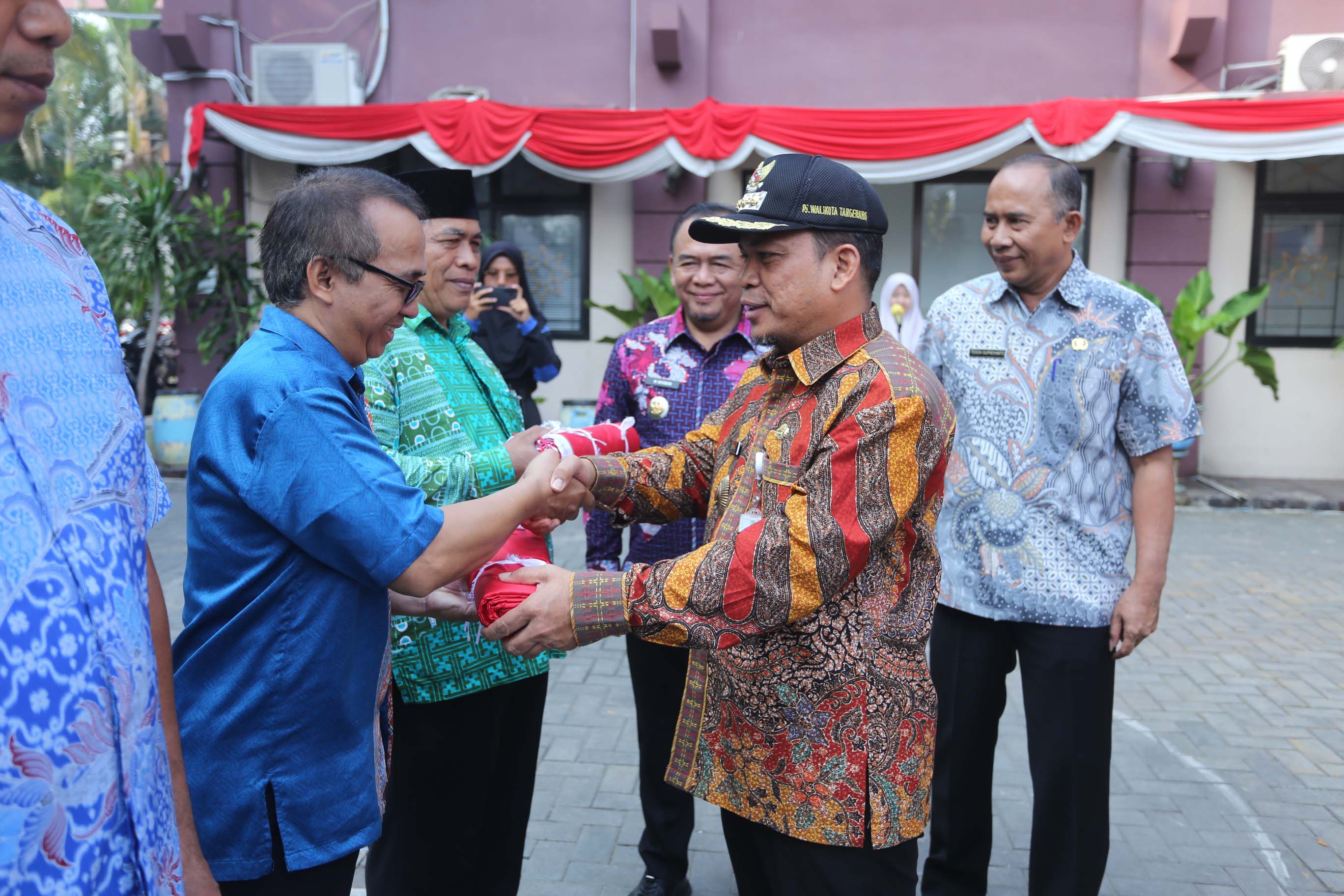Pemkot Tangerang Bagikan Ribuan Bendera Merah Putih