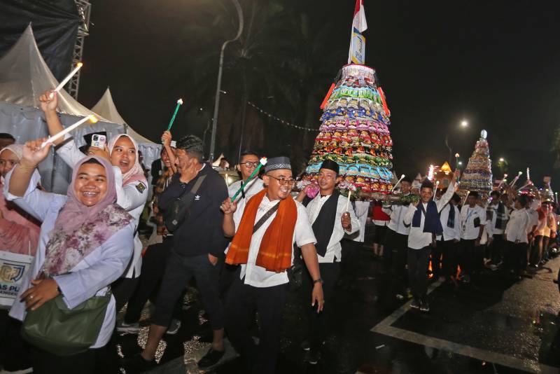 Pawai Obor dan Kirab Gunungan Meriahkan Festival Maulid Nusantara