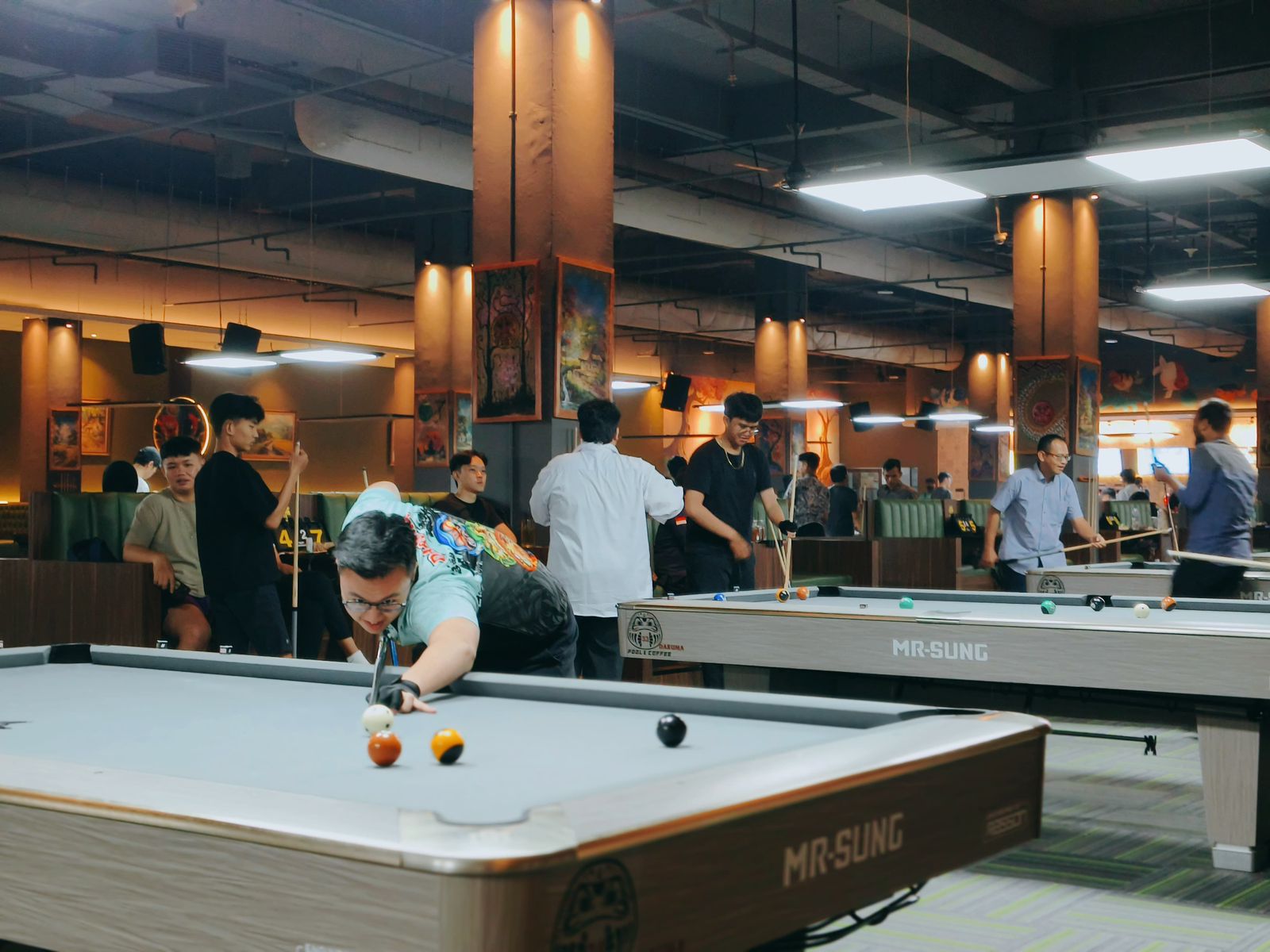 Daruma Pool and Coffee Punya 108 Meja Billiard Standar Internasional