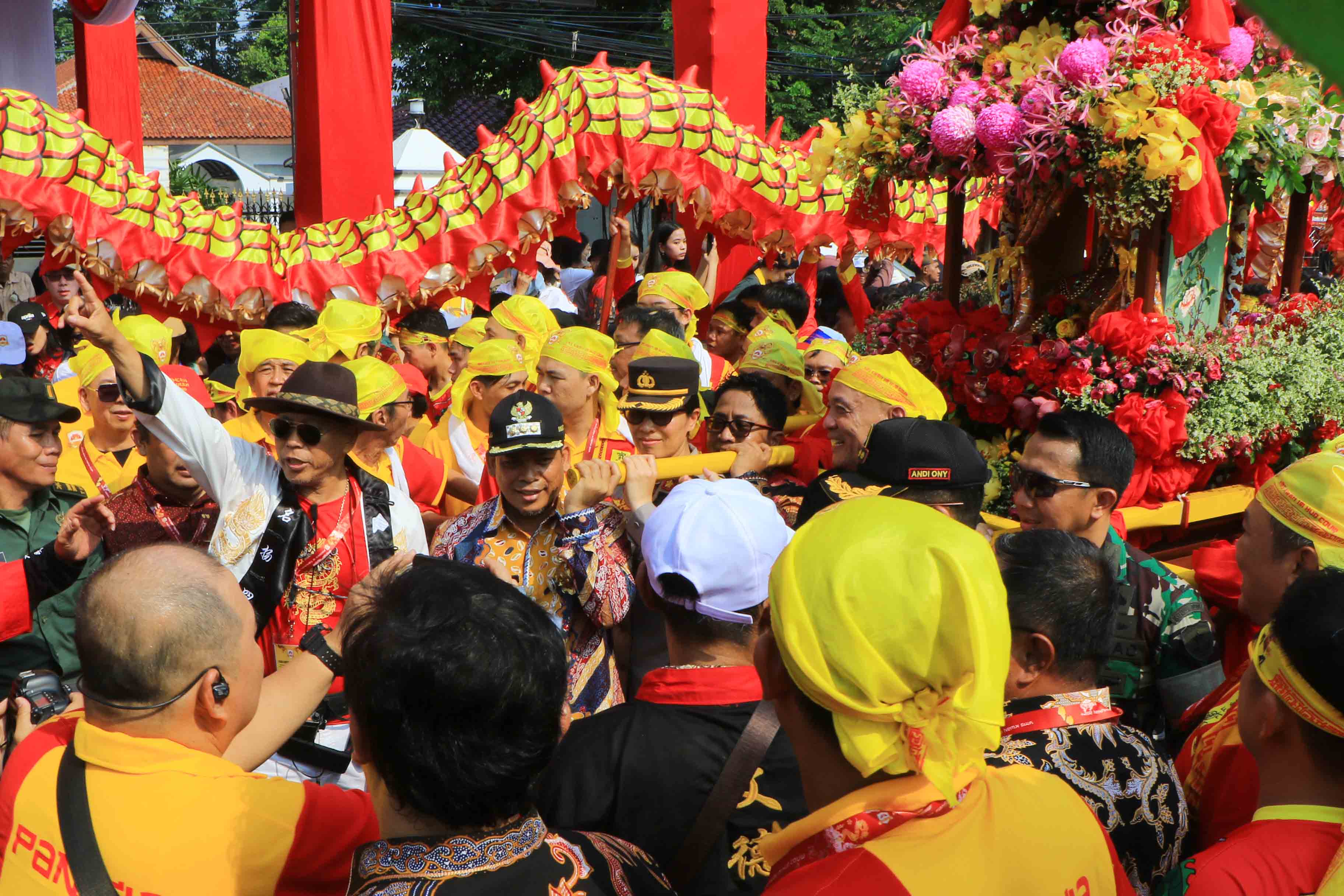 Puluhan Ribu Wisatawan Padati Prosesi 12 Tahunan Gotong Toapekong
