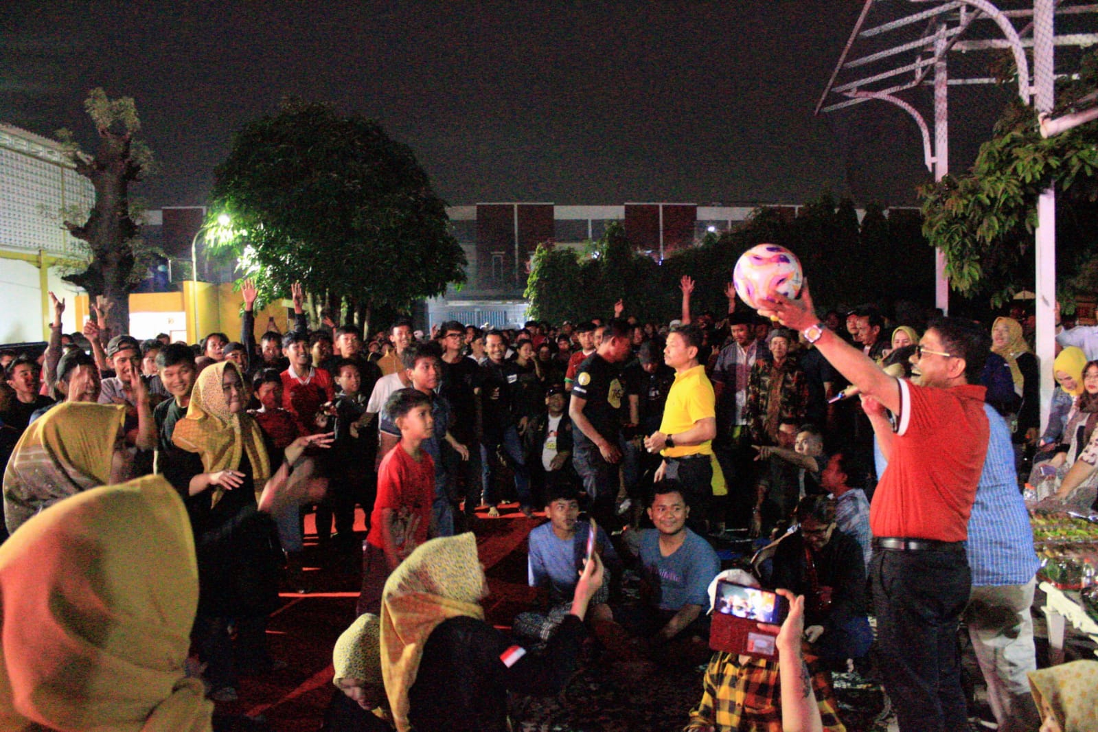 Nobar Timnas Dipenuhi Ribuan Penonton, Sachrudin Bagikan Bola dan Borong UMKM