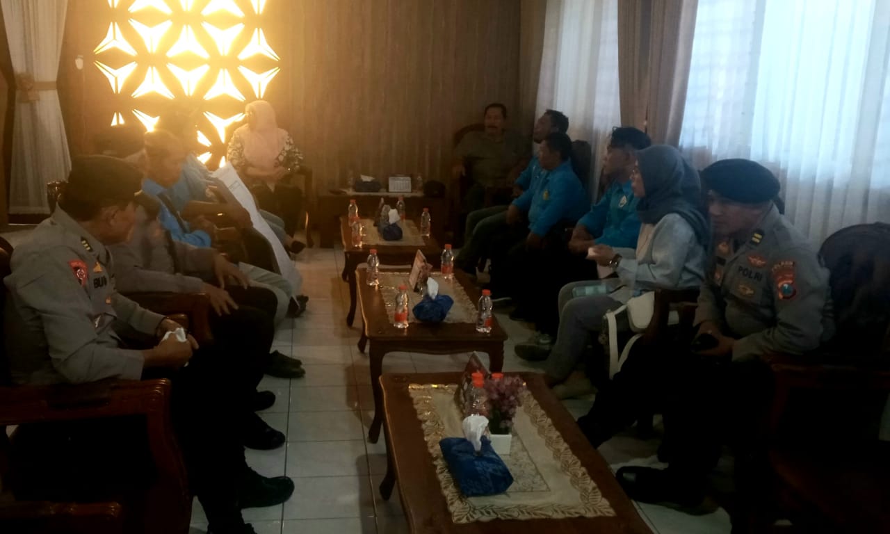 Dinilai Lamban Bentuk Alat Kelengkapan Dewan, Masa Gruduk Kantor DPRD Kota Kediri