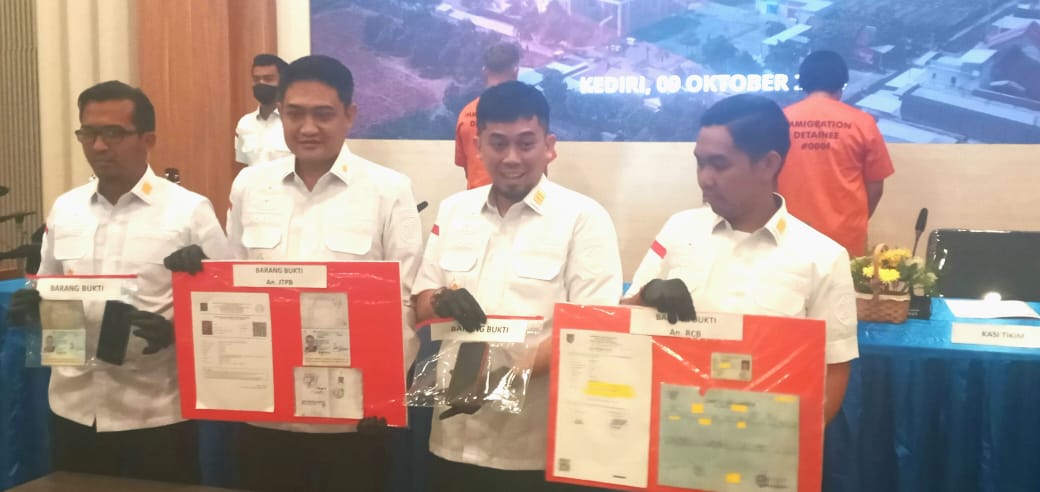 Tak Miliki Izin Tinggal, Dua Warga Asing Ditangkap Imigrasi Kelas II Non TPI Kediri