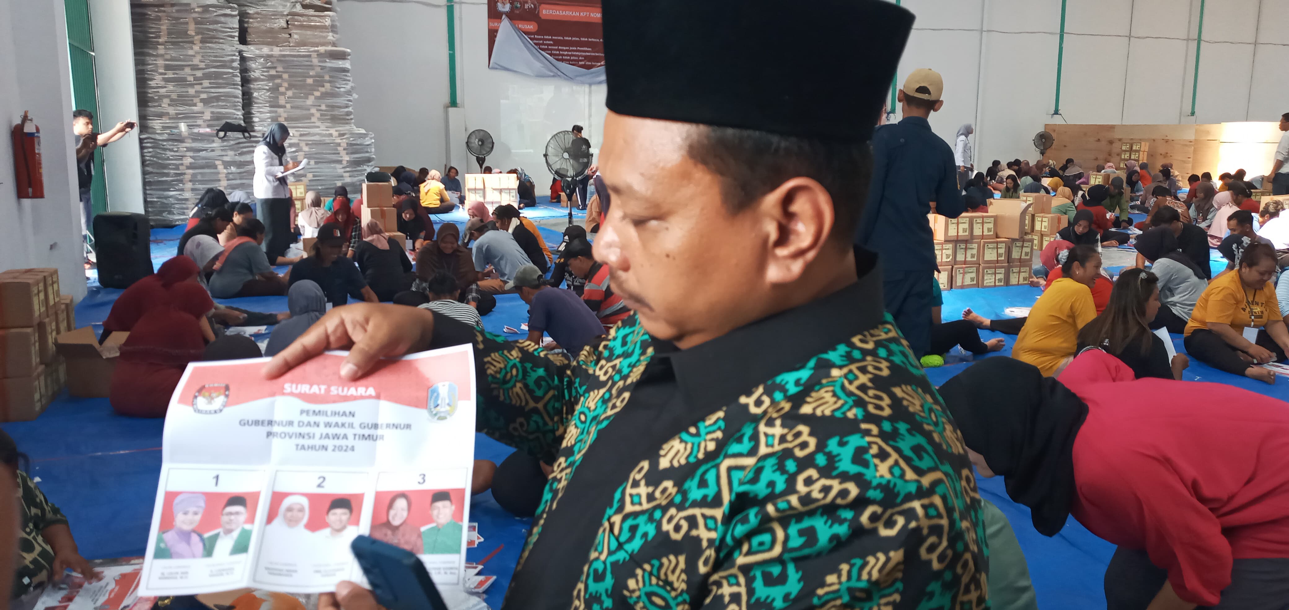 Kerahkan 25 Tim, KPU Kebupaten Kediri Sortir dan Lipat Surat Suara