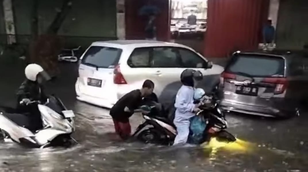 Dua Jam Diguyur Hujan Deras, Sejumlah Titik di Kota Kediri Dilanda Banjir