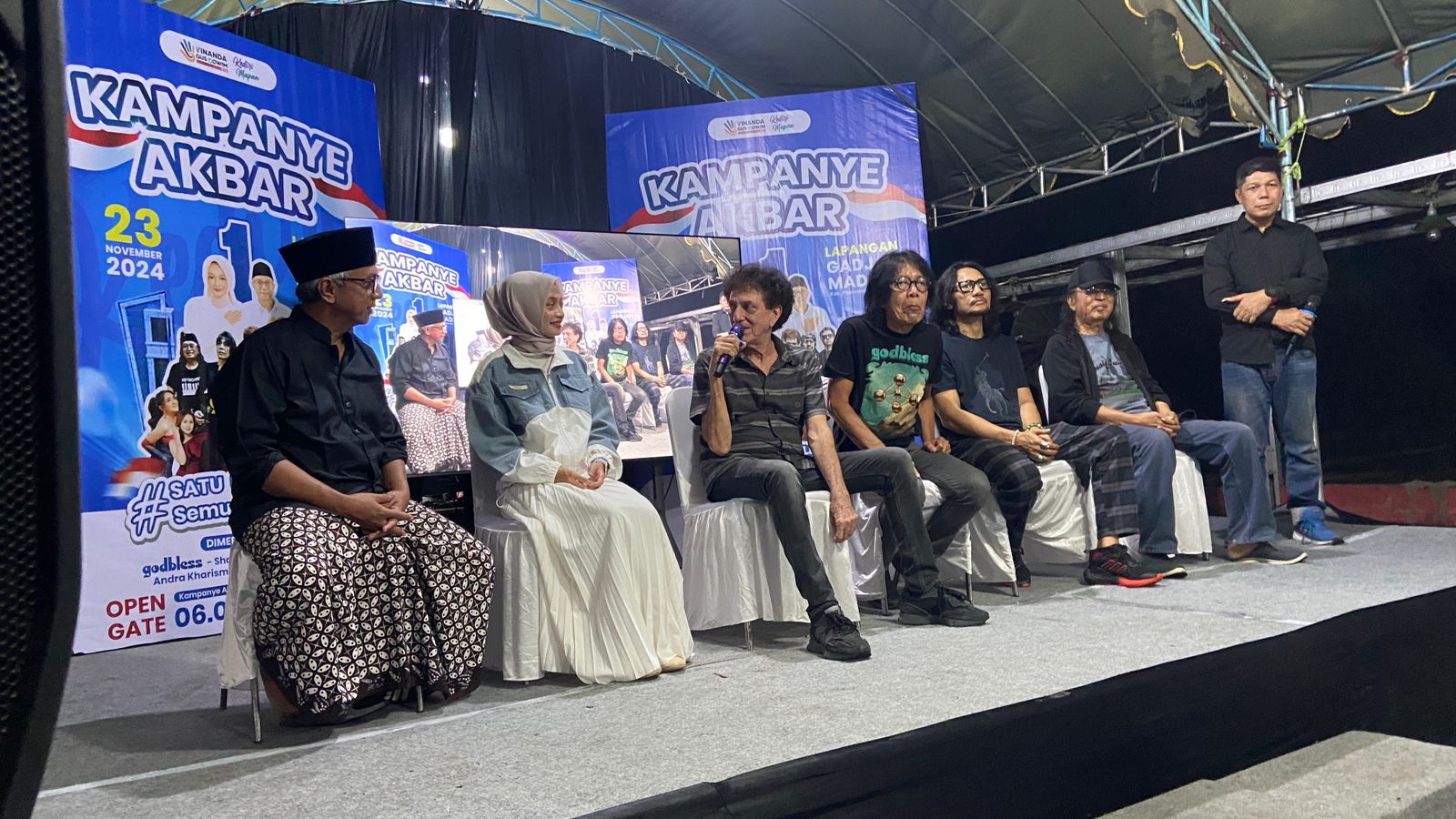 Roker Kenamaan Ahmad Albar Meriahkan Kampanye Vinanda-Gus Qowim 