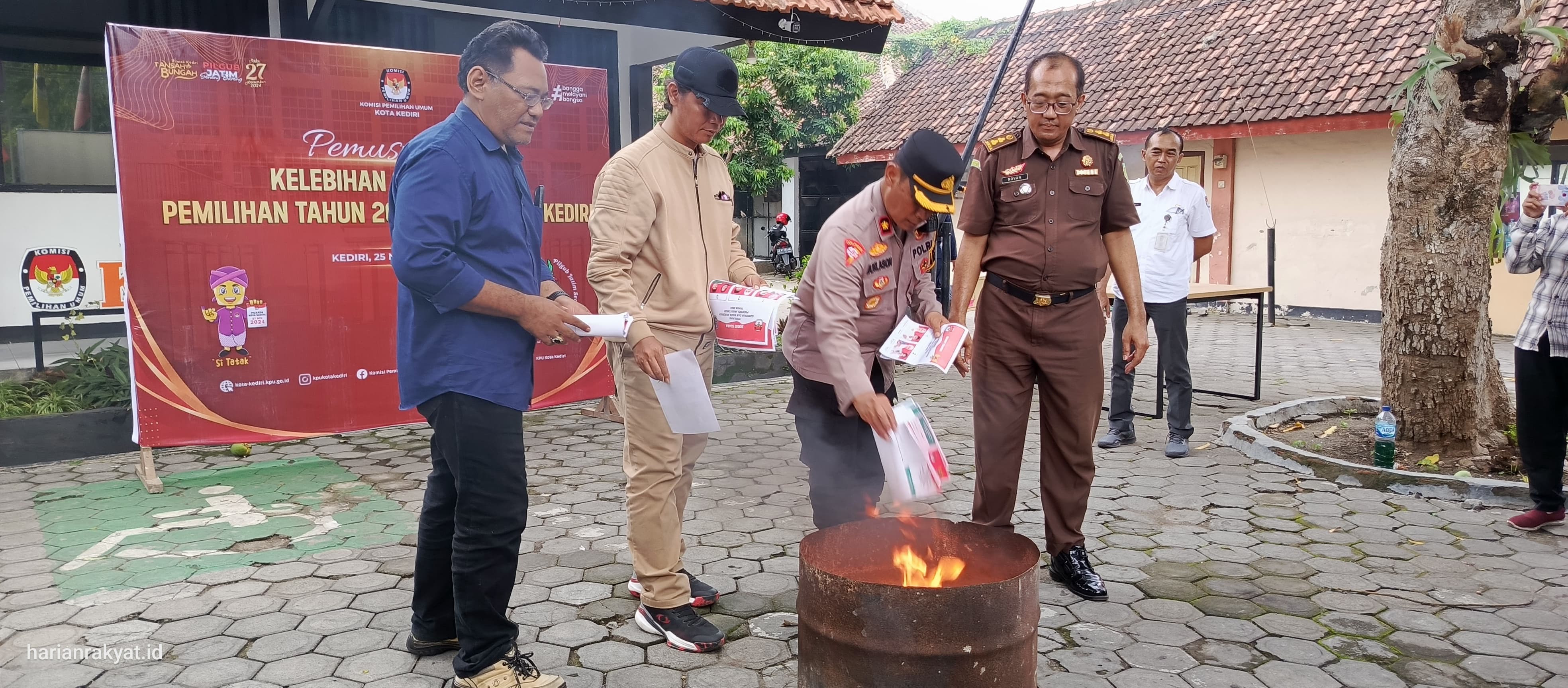 Puluhan Surat Suara Rusak dan Kelebihan, KPU Kota Kediri Musnahkan Cara Dibakar