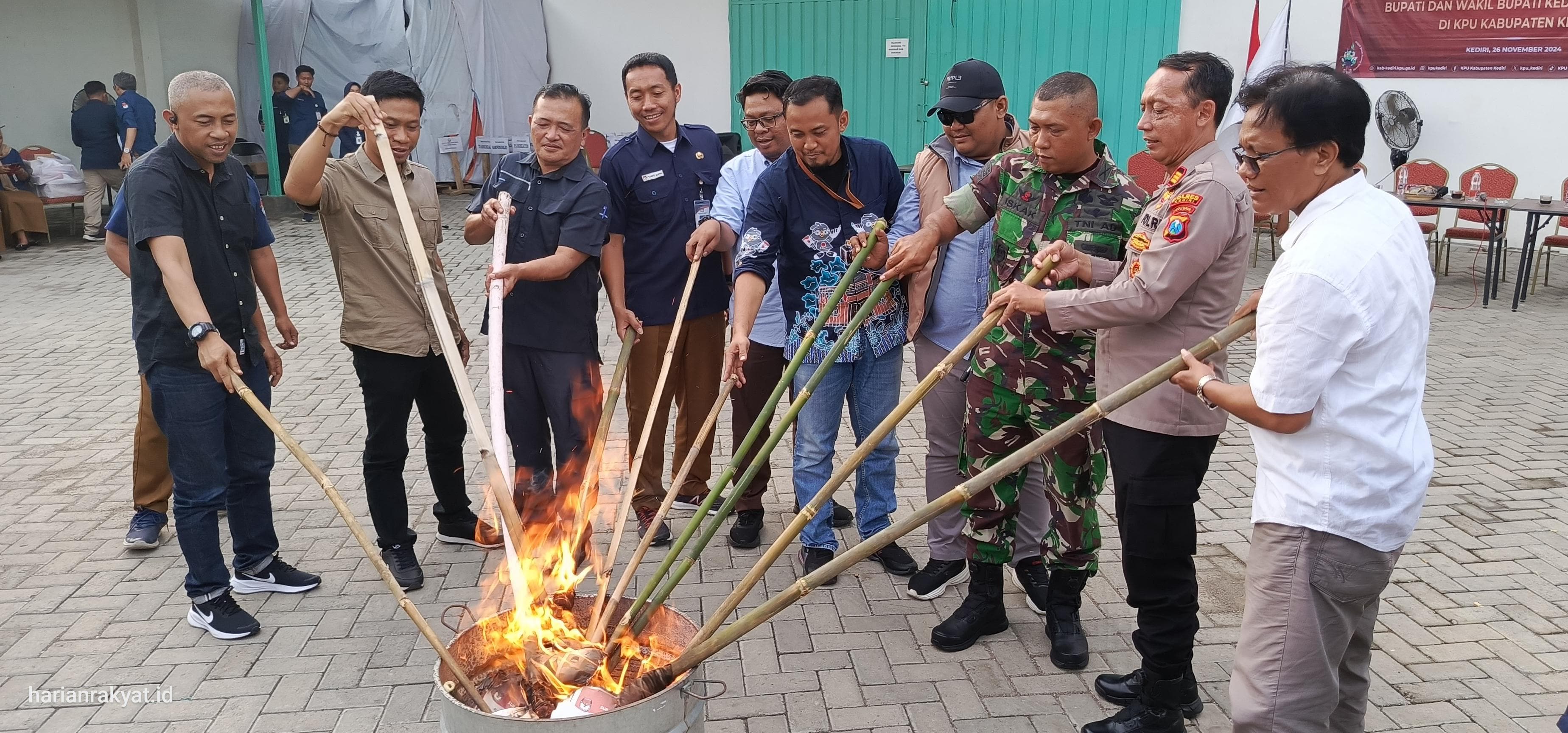 KPU Kabupaten Kediri Musnahkan 189 Surat Suara Rusak