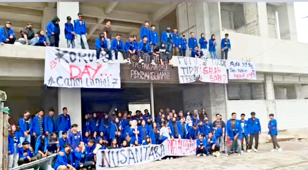 Gedung Mangkrak, Ratusan Mahasiswa UNP Kediri Gelar Demo