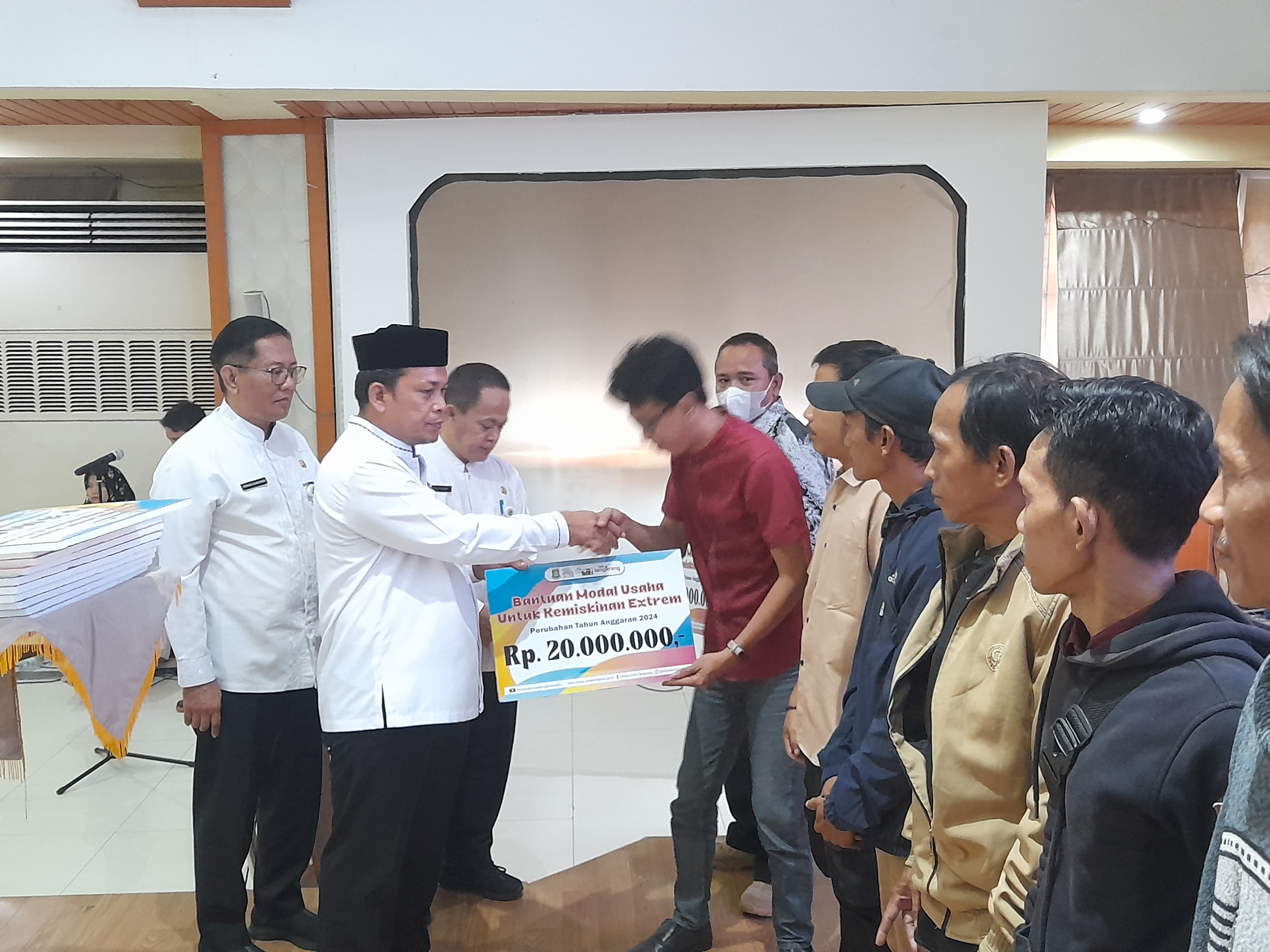 Pemkot Tangerang Berikan Bantuan Modal Usaha ke 102 Keluarga Miskin Ekstrem