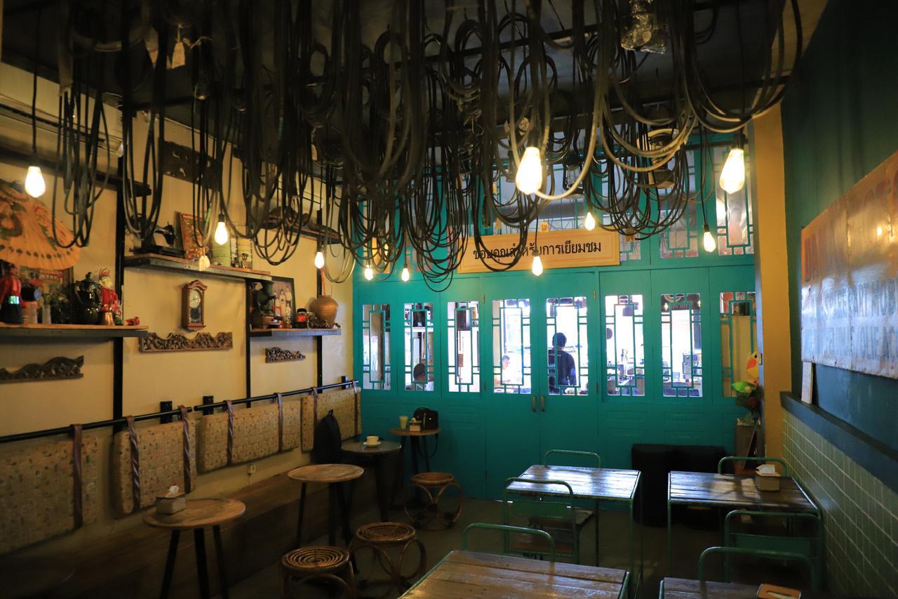 Menikmati Suasana Jadul di Kedai Kopi Damai