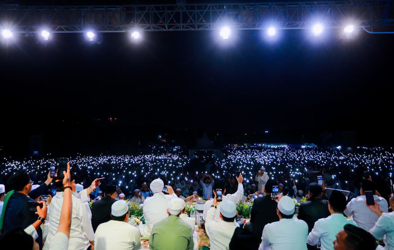 Semarak HUT ke-16 Kota Tangsel, Puluhan Ribu Jamaah Lantunkan Shalawat Bareng Habib Syech