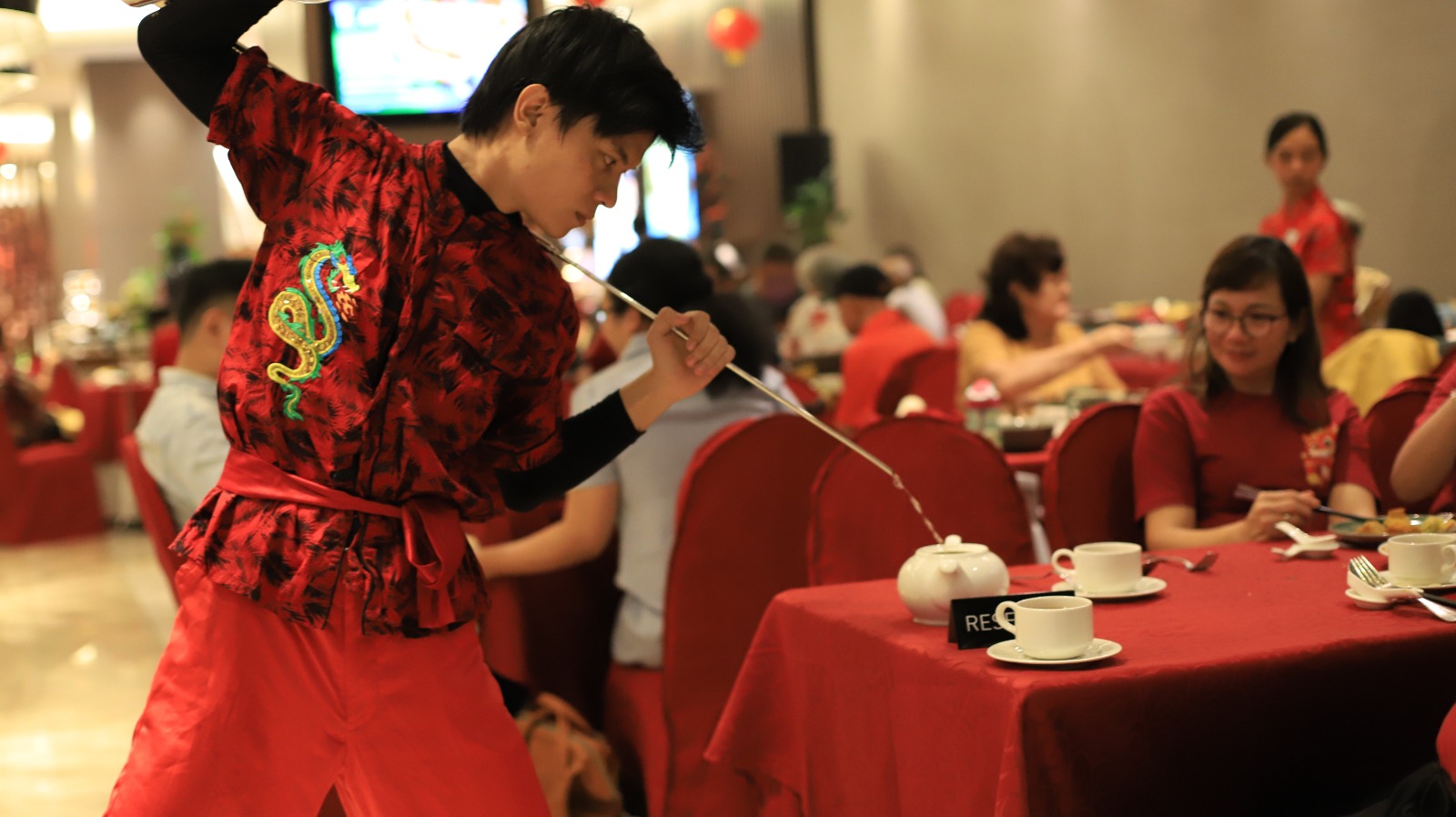 Malam Imlek, Novotel Tangerang Hadirkan Pertunjukan Kungfu Tea