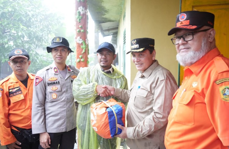 Bachril Bakri Salurkan Bantuan Bencana Banjir di Cisarua