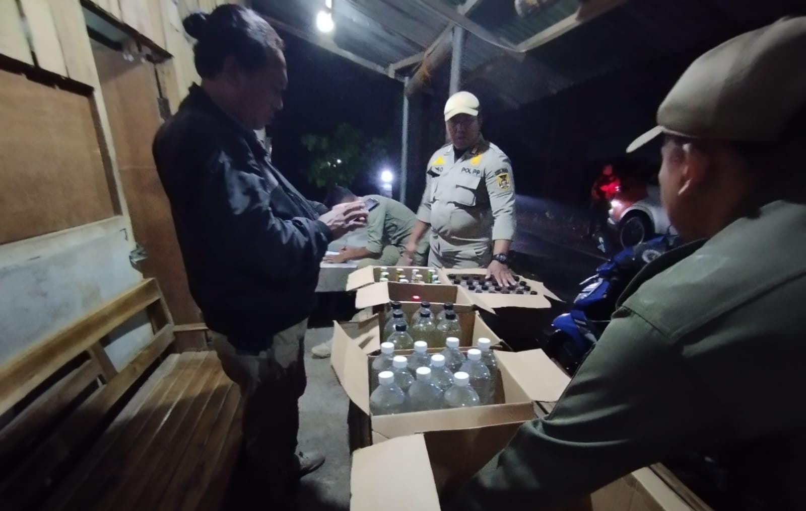 Satpol PP Kota Kediri Sita Ratusan Botol Arak Hingga Ciu Jelang Ramadan