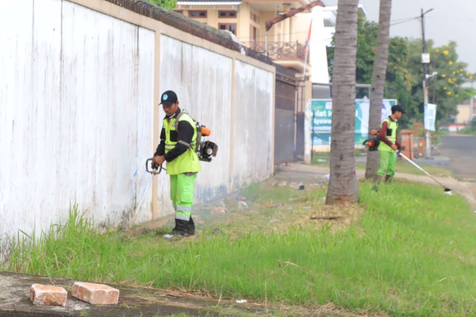 Warga Buana Garden Manfaatkan Layanan Pemotongan Rumput untuk Salat Ied