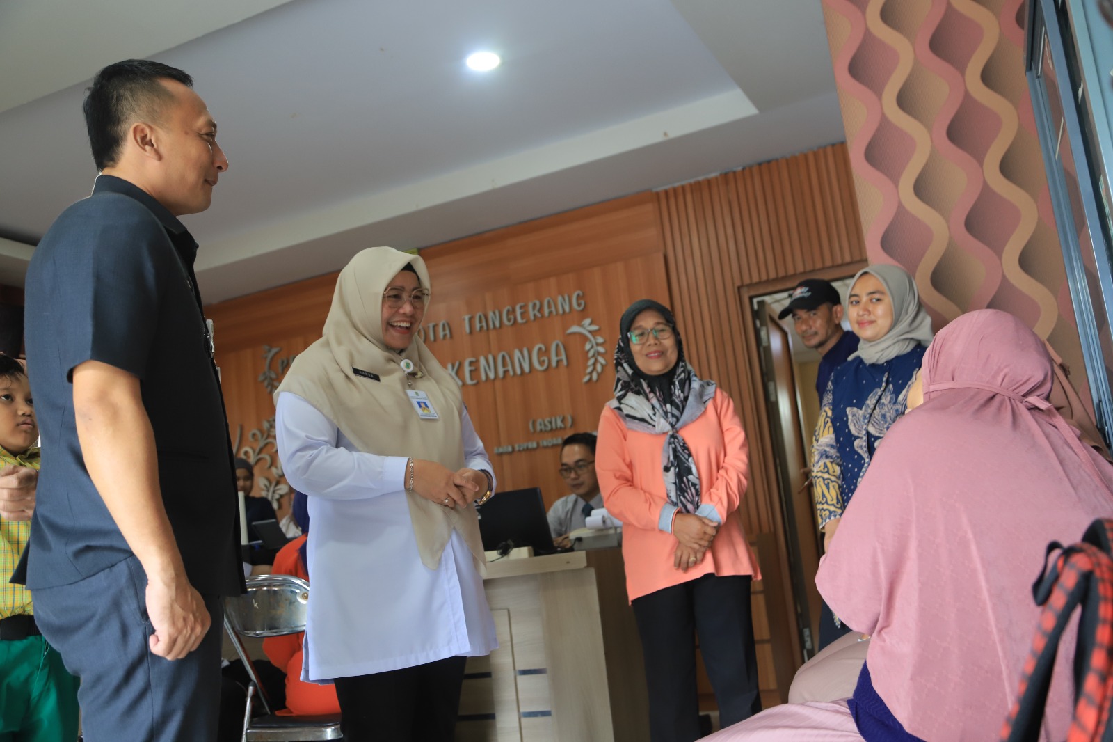 Warga Kenanga-Tangerang Bayar PBB Pakai Receh Tabungan Bertahun-Tahun