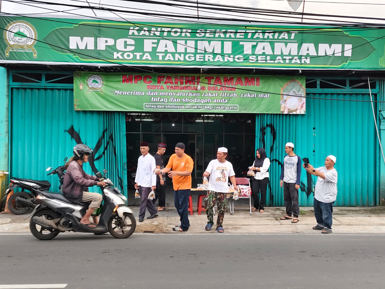 MPC Fahmi Tamami Tangsel Rutin Bagikan Takjil Saben Ramadan
