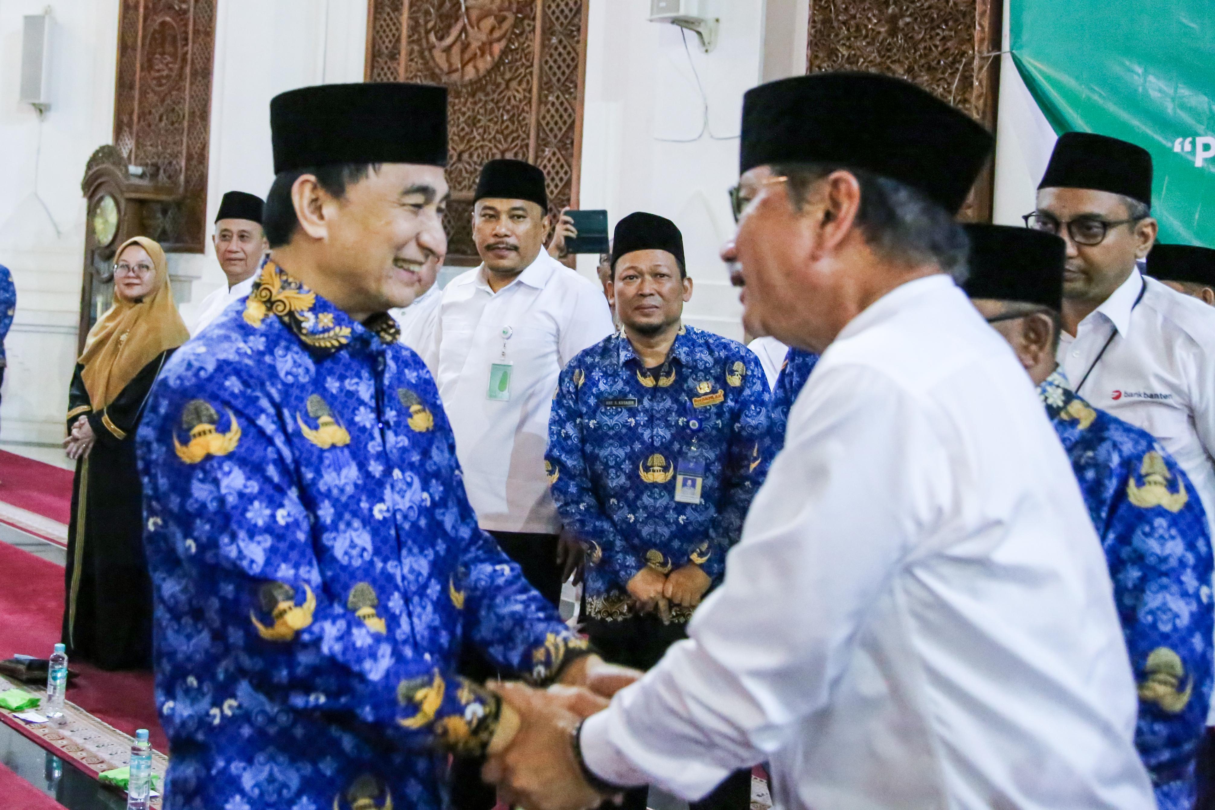 Peringati Nuzulul Quran, 2 Unit Usaha APP Group Wakafkan 3.000 Mushaf Alquran untuk Pemprov Banten