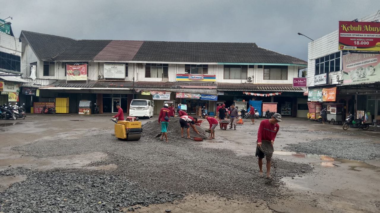 Disperkimta Tangsel Aspal Komplek Ruko Bukit Nusa Indah Ciputat Jelang Lebaran