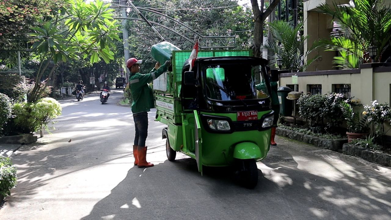 Libur Idul Fitri Para Pesapon Tetap Bekerja Jaga Kebersihan Kota  Tangsel