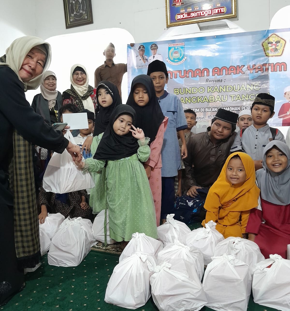 Berbagi Kebahagiaan di Bulan Penuh Berkah, Bundo Kanduang Minangkabau Tangsel Santuni Yatim Piatu